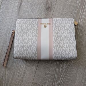 NWOT Michael Kors Beige and White Wristlet